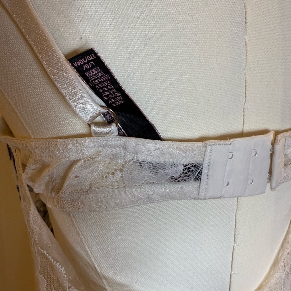 Victoria's Secret Elegant White and Navy Chemise - Picture 4 of 4